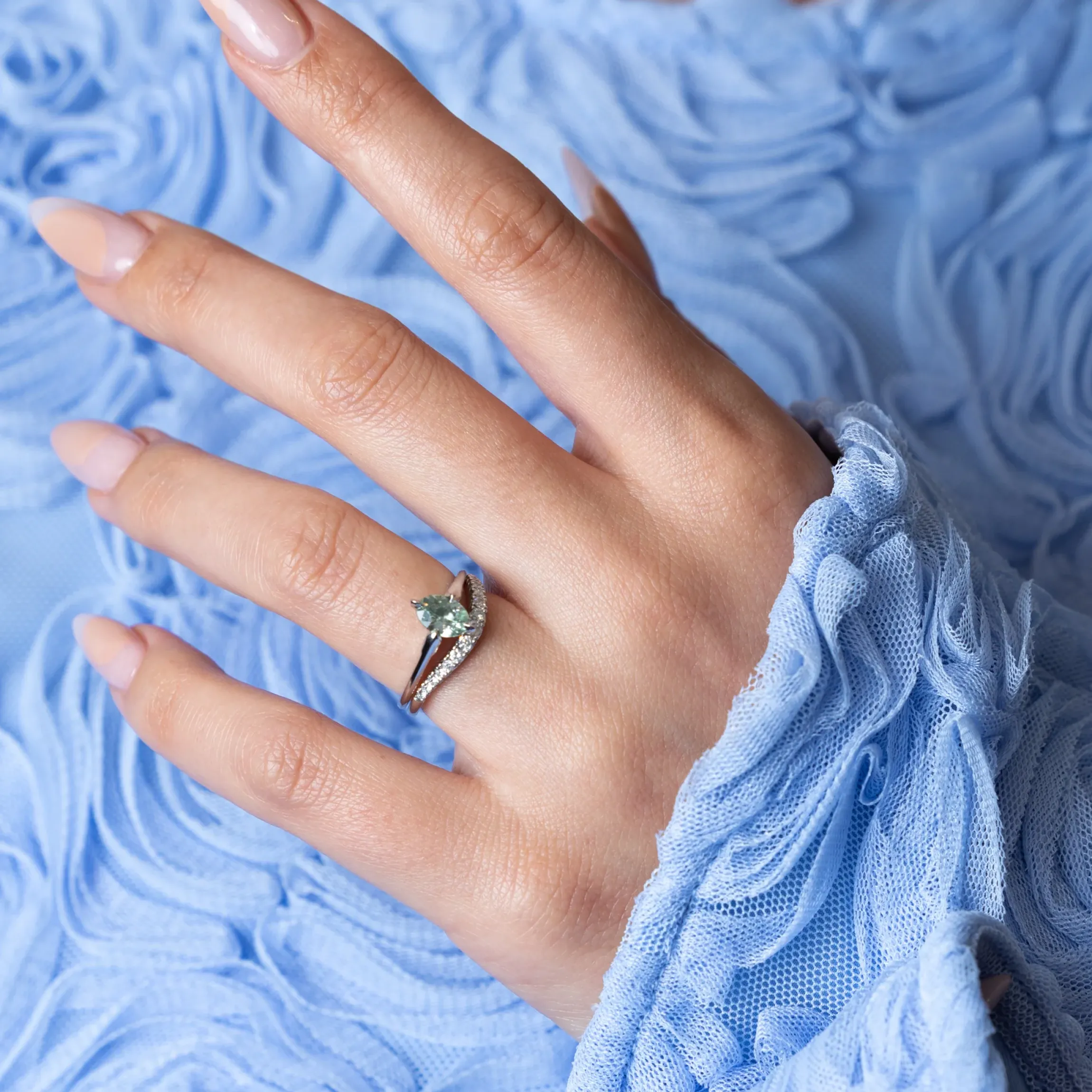 0.90 ct Montana Sapphire Minimalist Rise Ring