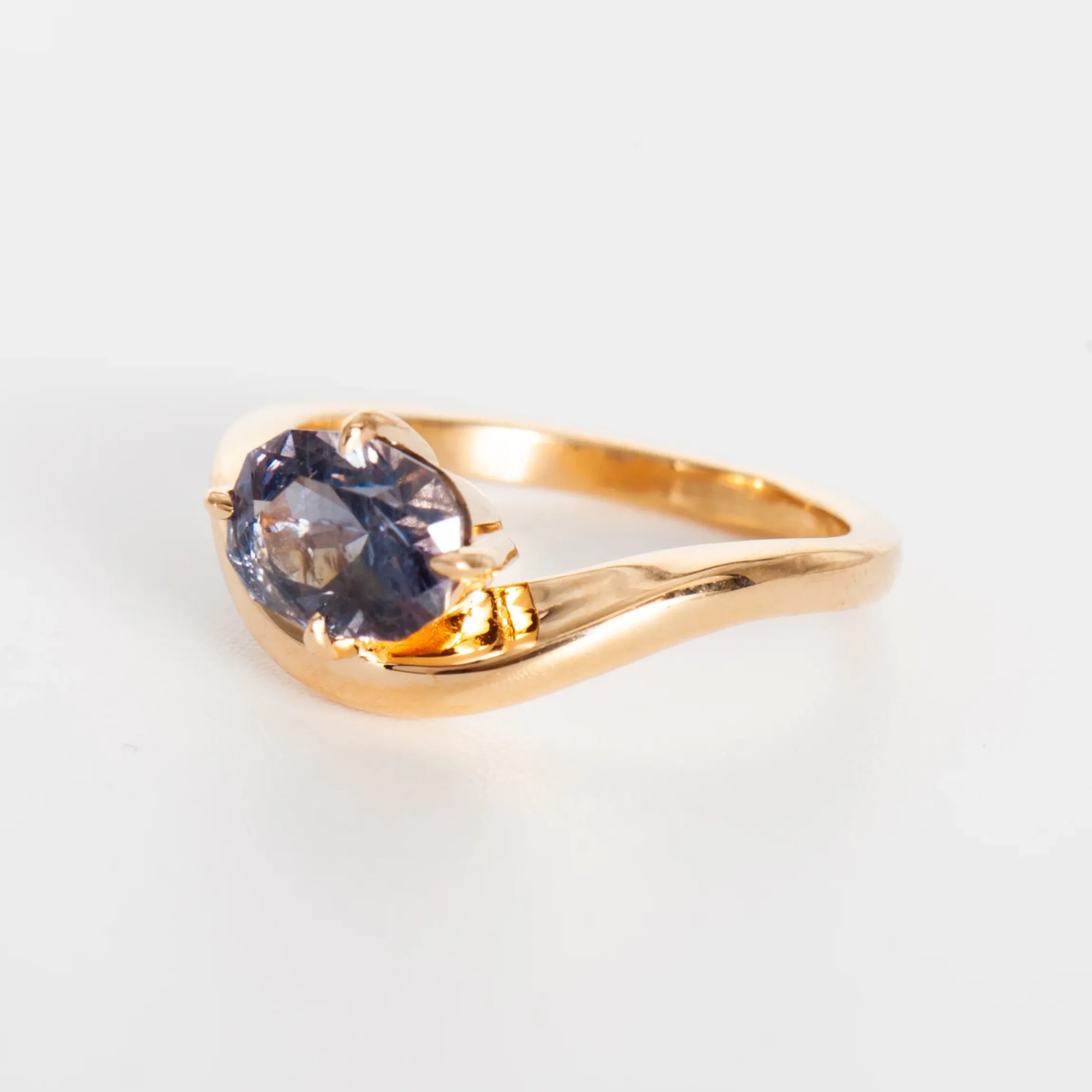 1.72 ct Oval Umba Sapphire Piscine Ring