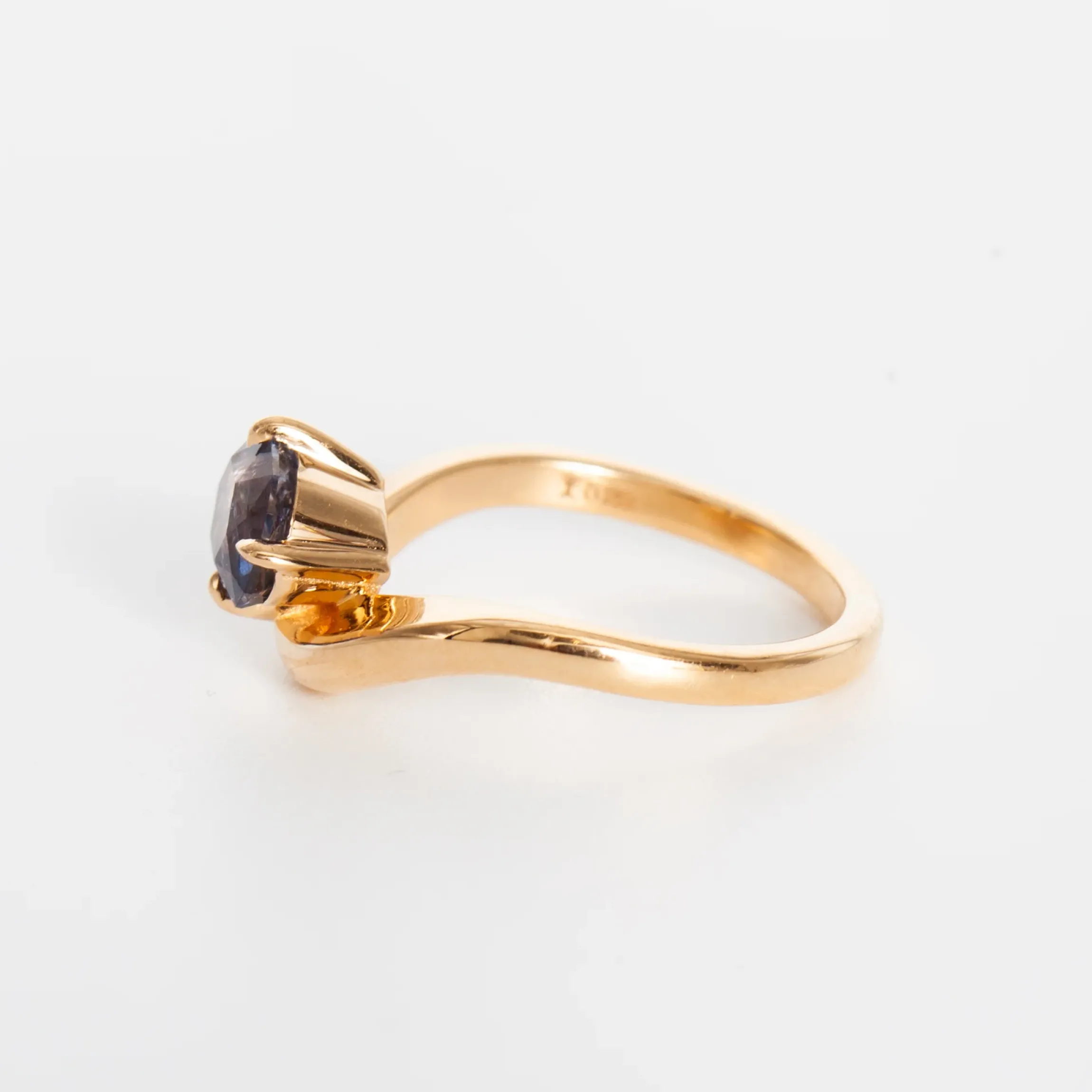 1.72 ct Oval Umba Sapphire Piscine Ring