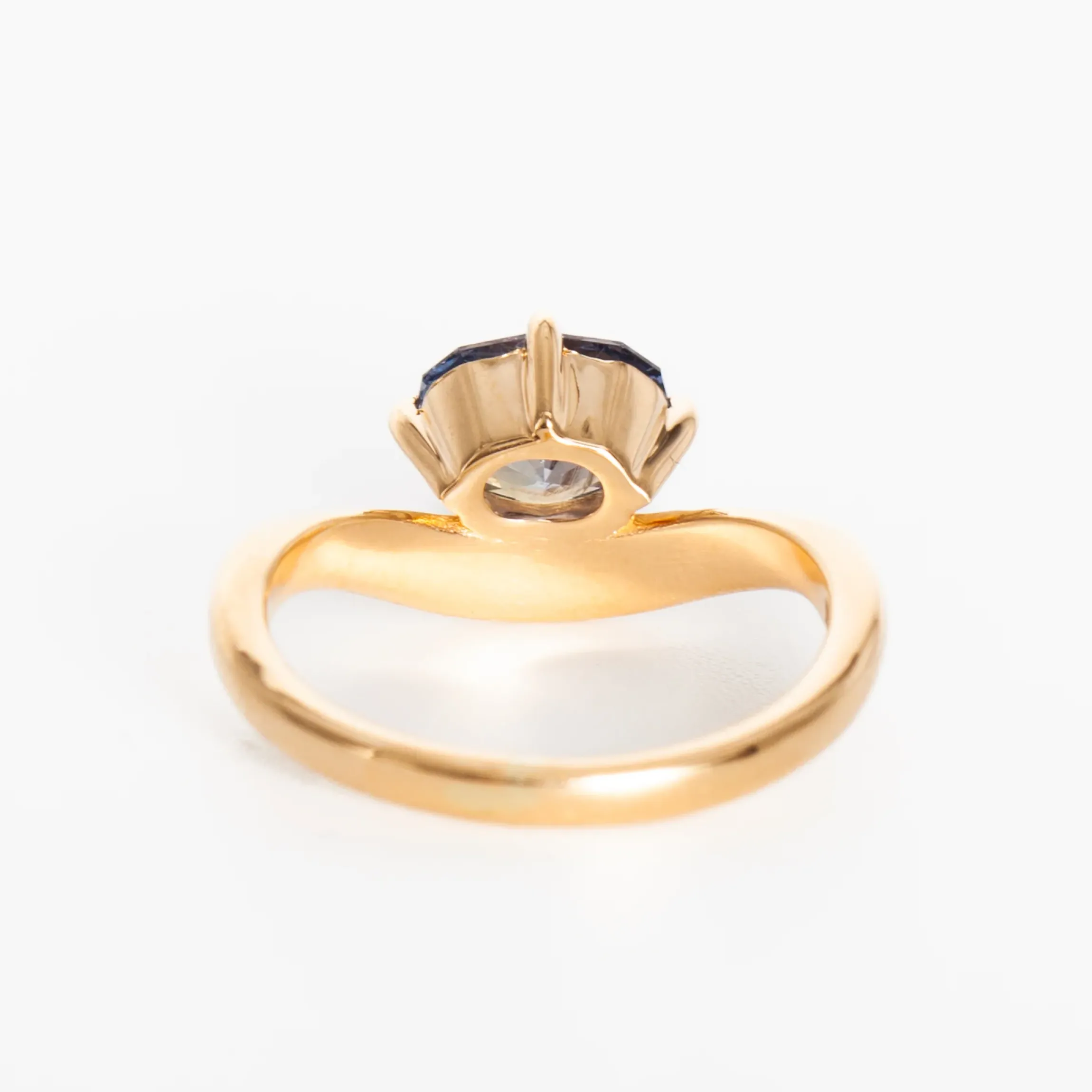 1.72 ct Oval Umba Sapphire Piscine Ring