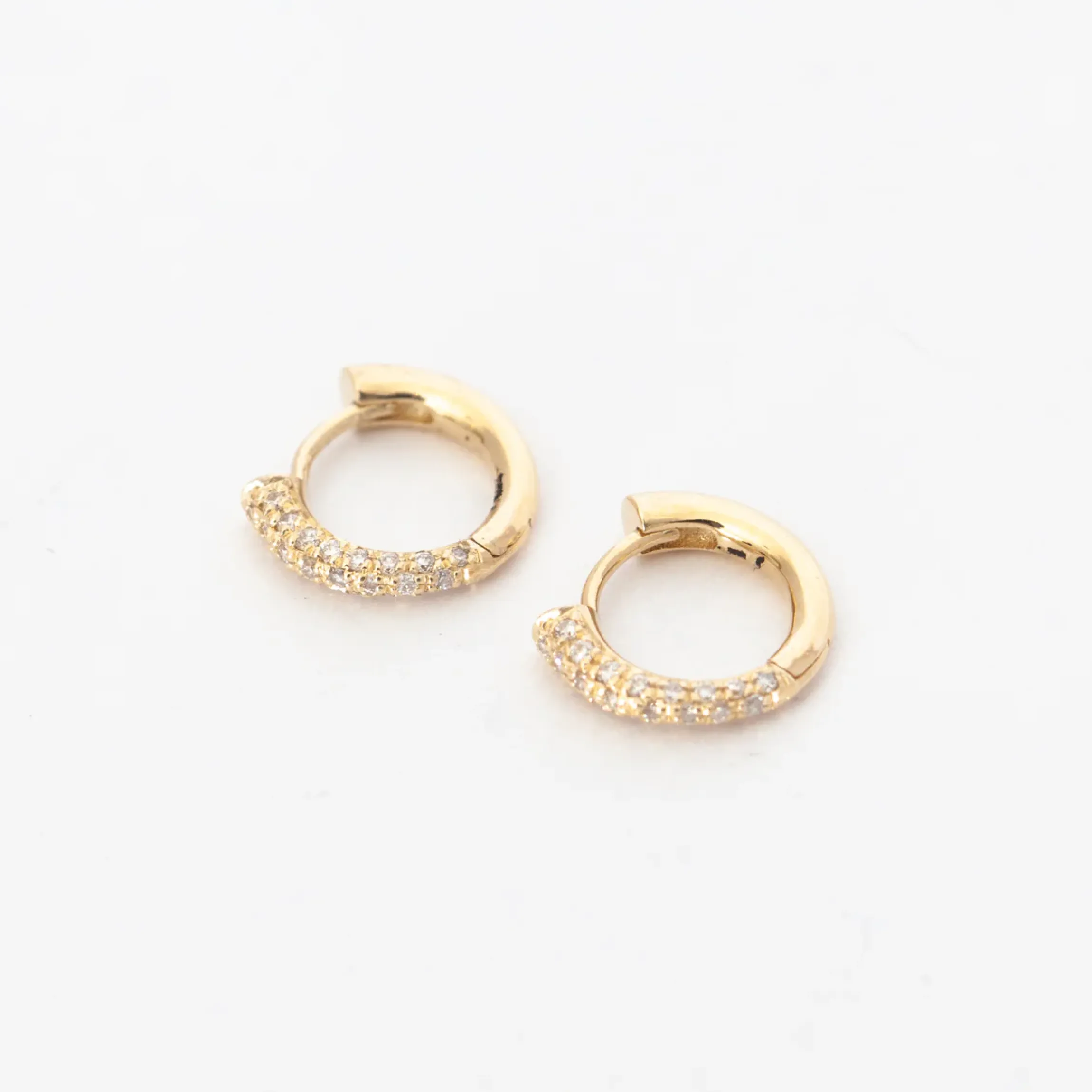 Colmillo Half White Pavé Diamond Huggies