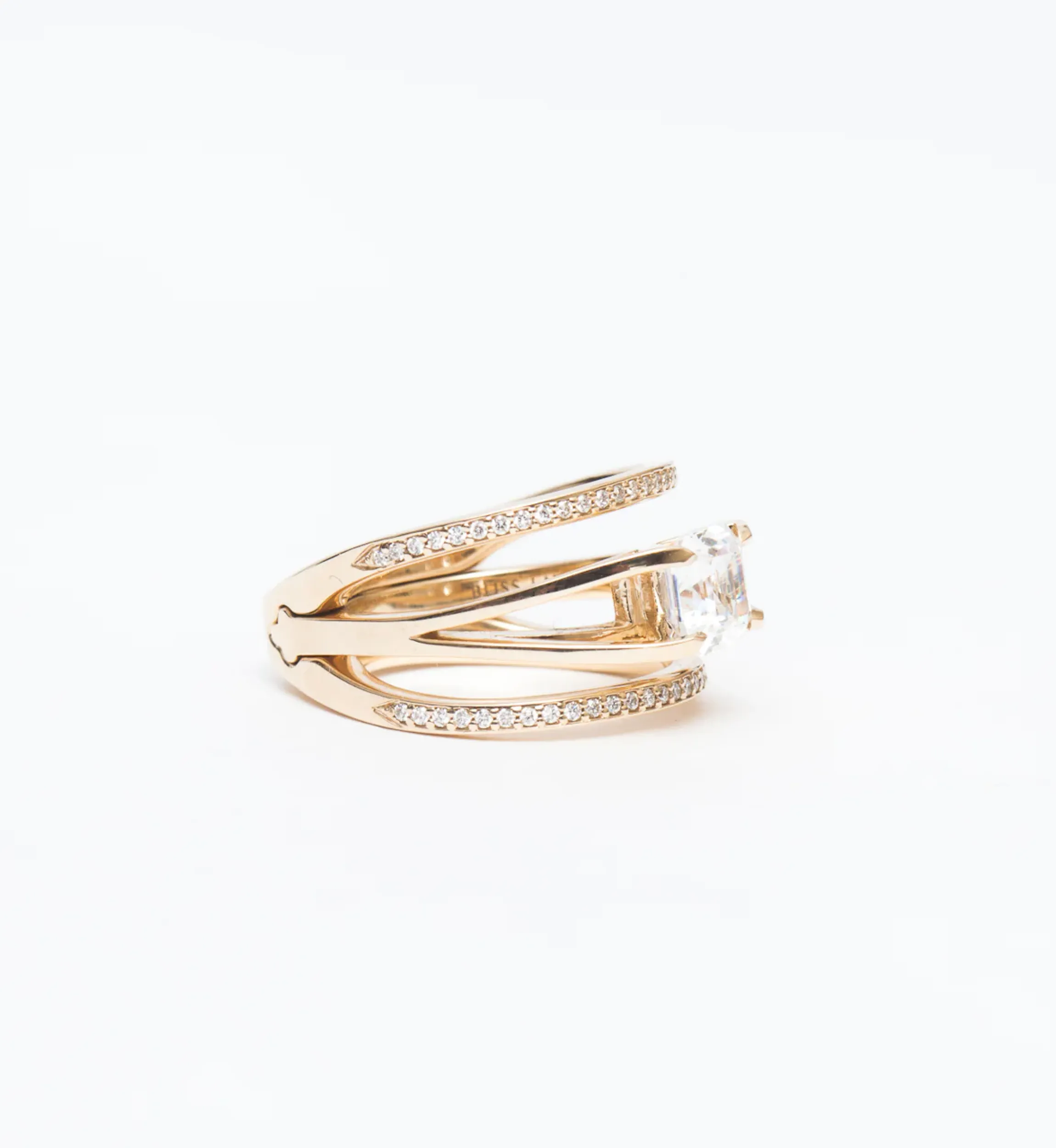White Diamond Acute Enclose Ring, GOLD, 6